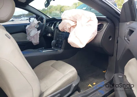 2014 Ford Mustang V6 z USA, uszkodzony, nr VIN 1ZVBP8AM2E5280287